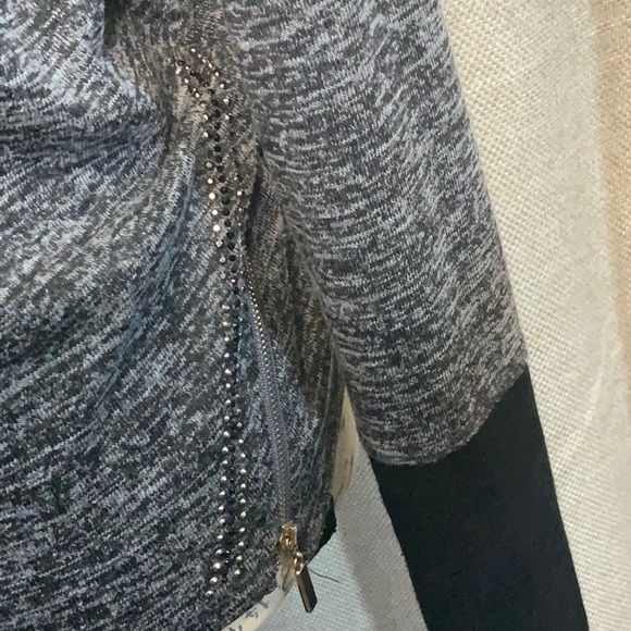 Marilyn Monroe Hooded Medium Black Gray Gold accents - Picture 2 of 9